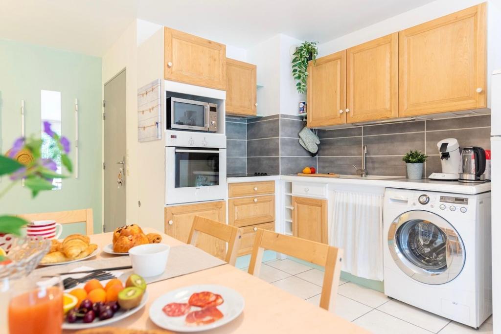 Apartment Bao Location: Tranquil Garden Retreat With Private Parking Toulon