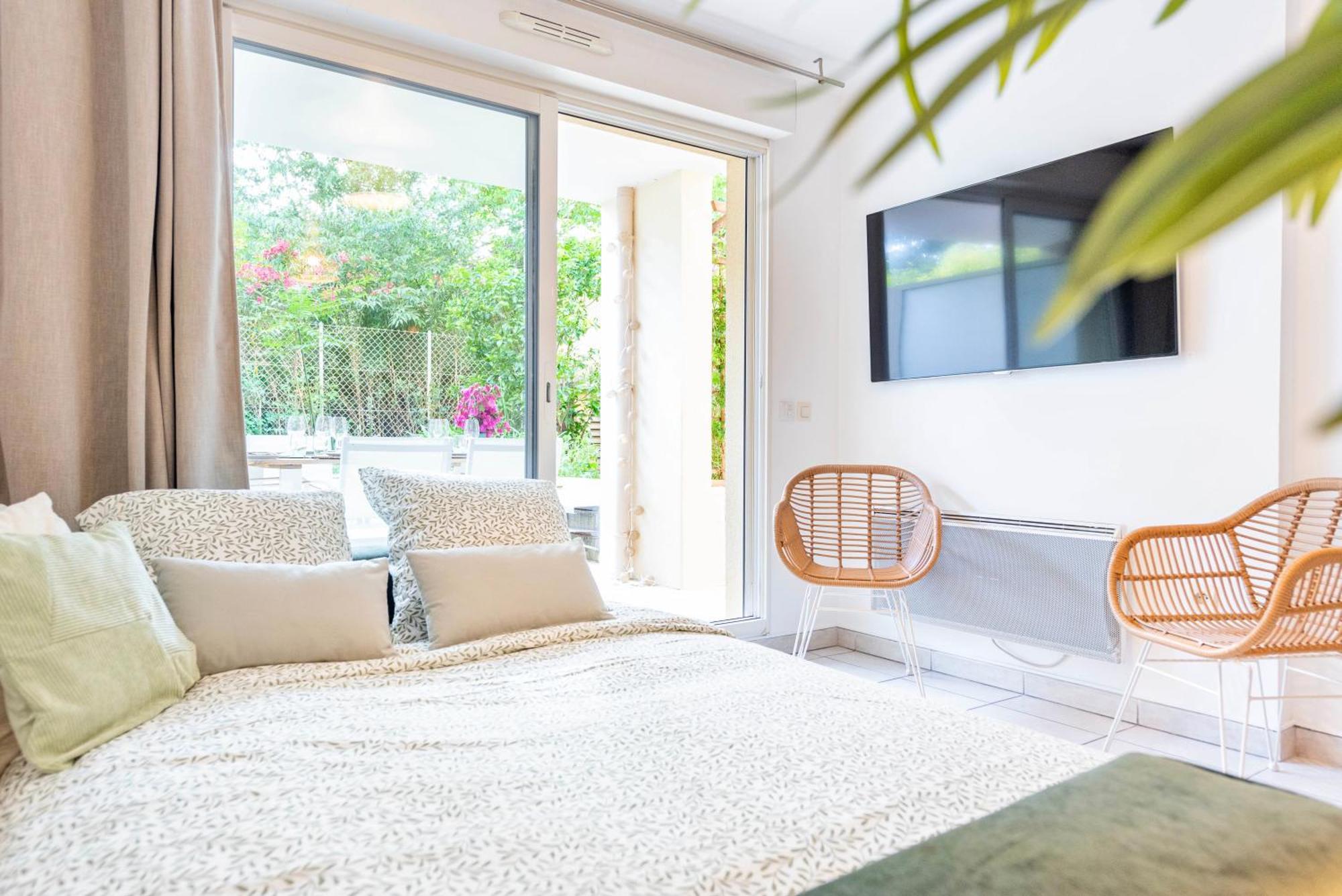 Bao Location: Tranquil Garden Retreat With Private Parking Apartment